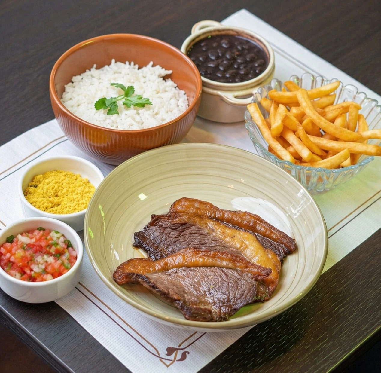 Picanha à brasileira da Nossa Cozinha, com arroz, feijão, batatas fritas, farofa e vinagrete