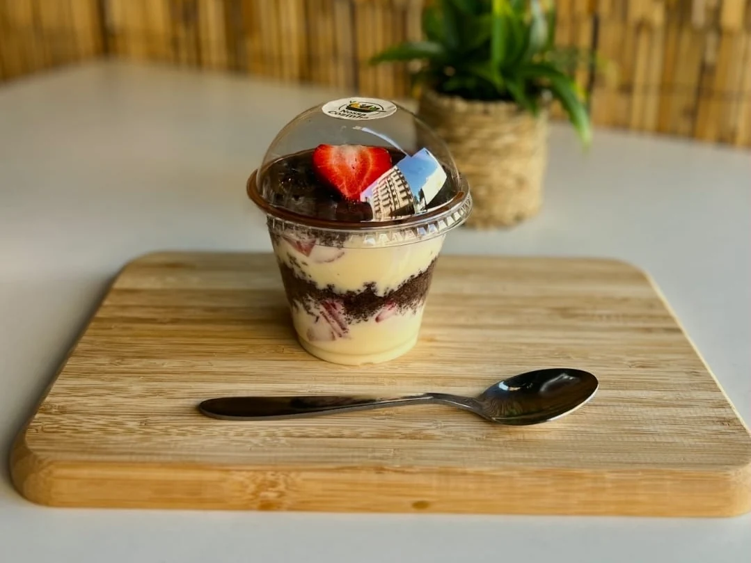 Bolo no pote · brigadeiro com ninho e morango