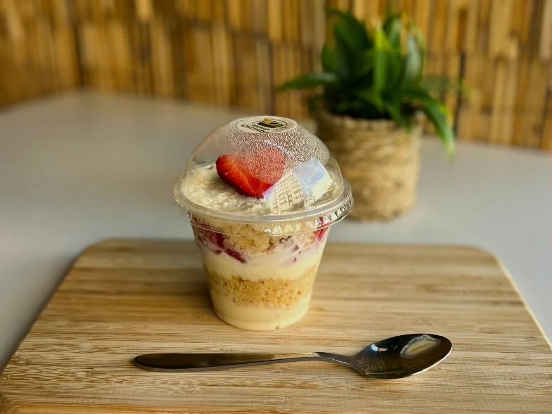 Bolo no pote · ninho com morango