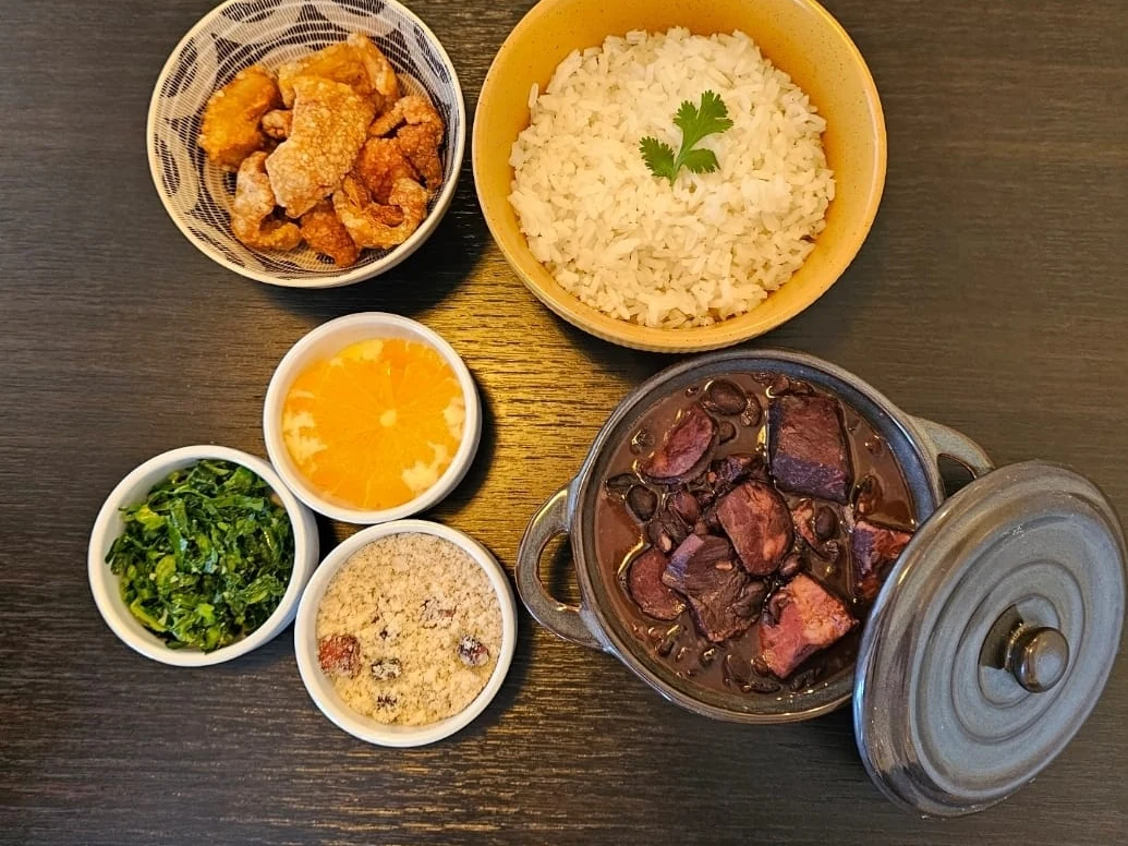 Feijoada da Nossa Cozinha com arroz, farofa, couve, laranja e torresmos