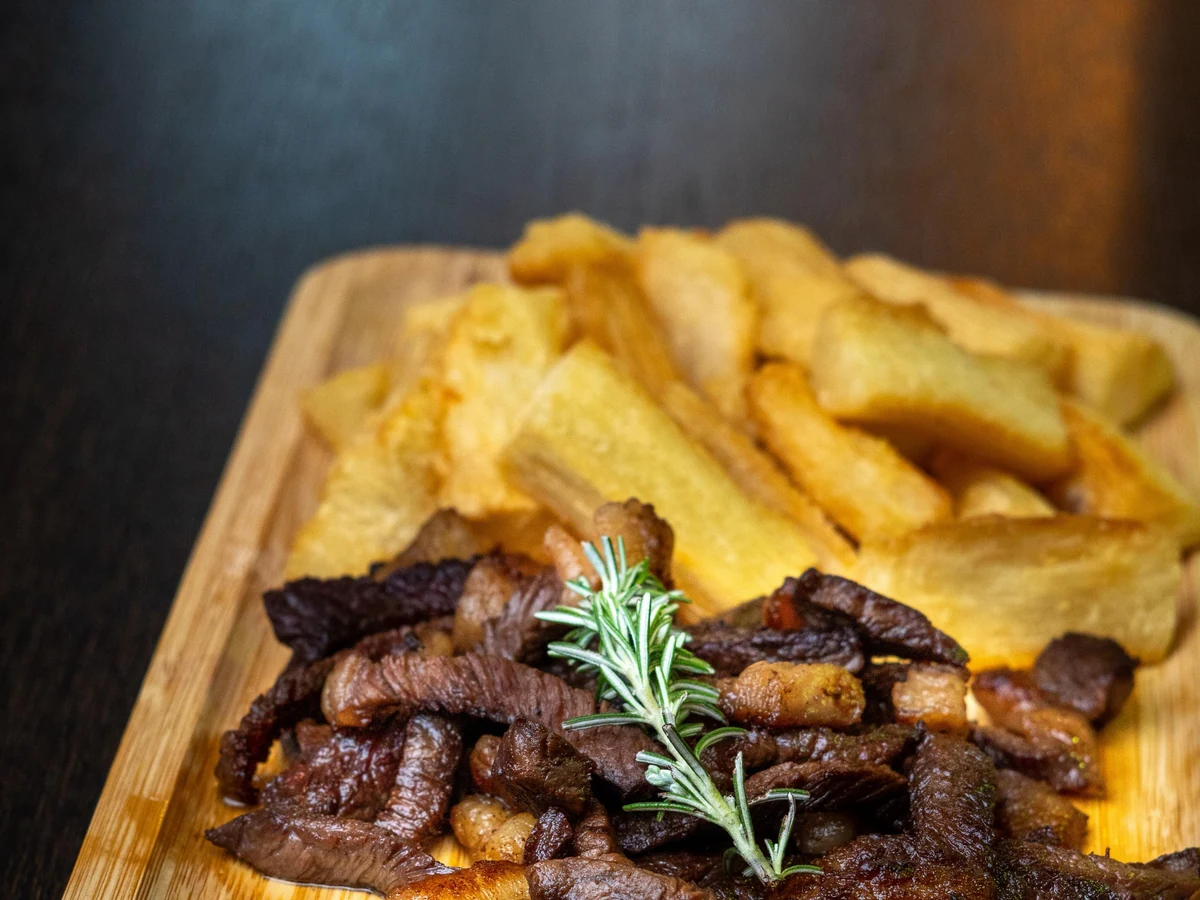 Tábua de picanha acebolada com mandioca